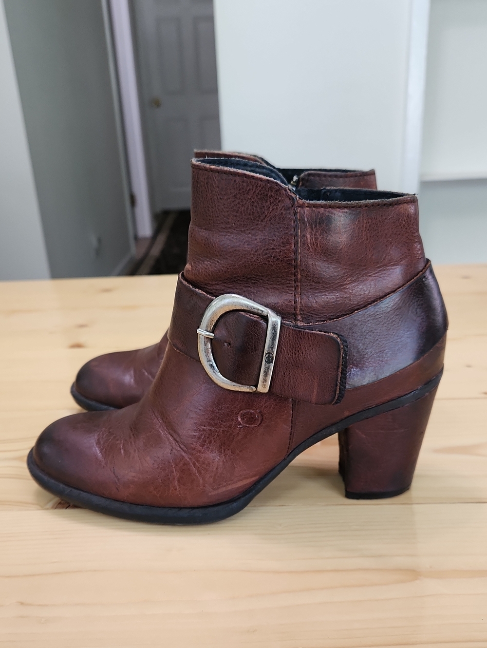 Born Cille Block Heel Ankle Booties in Distressed Brown Leather Sz 7